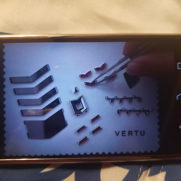 VERTU SIGNATURE TOUCH GRAPE LIZARD/TITANIUM - Picture 16 of 16